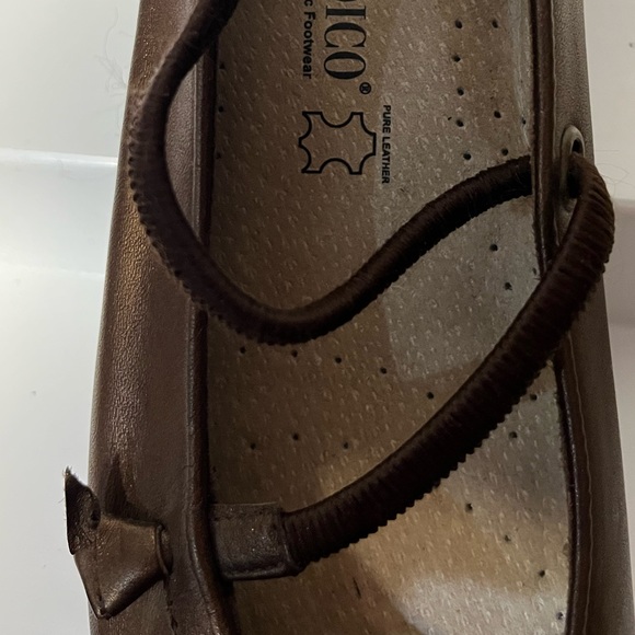 NWOT A’RCOPEDICO Soft skin Ergonomic Foot Wear Gold Shimmering Flats !! - Picture 9 of 9